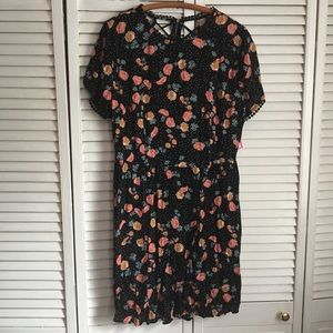 🌸NWT Super cute floral dress with unique back!🌸
